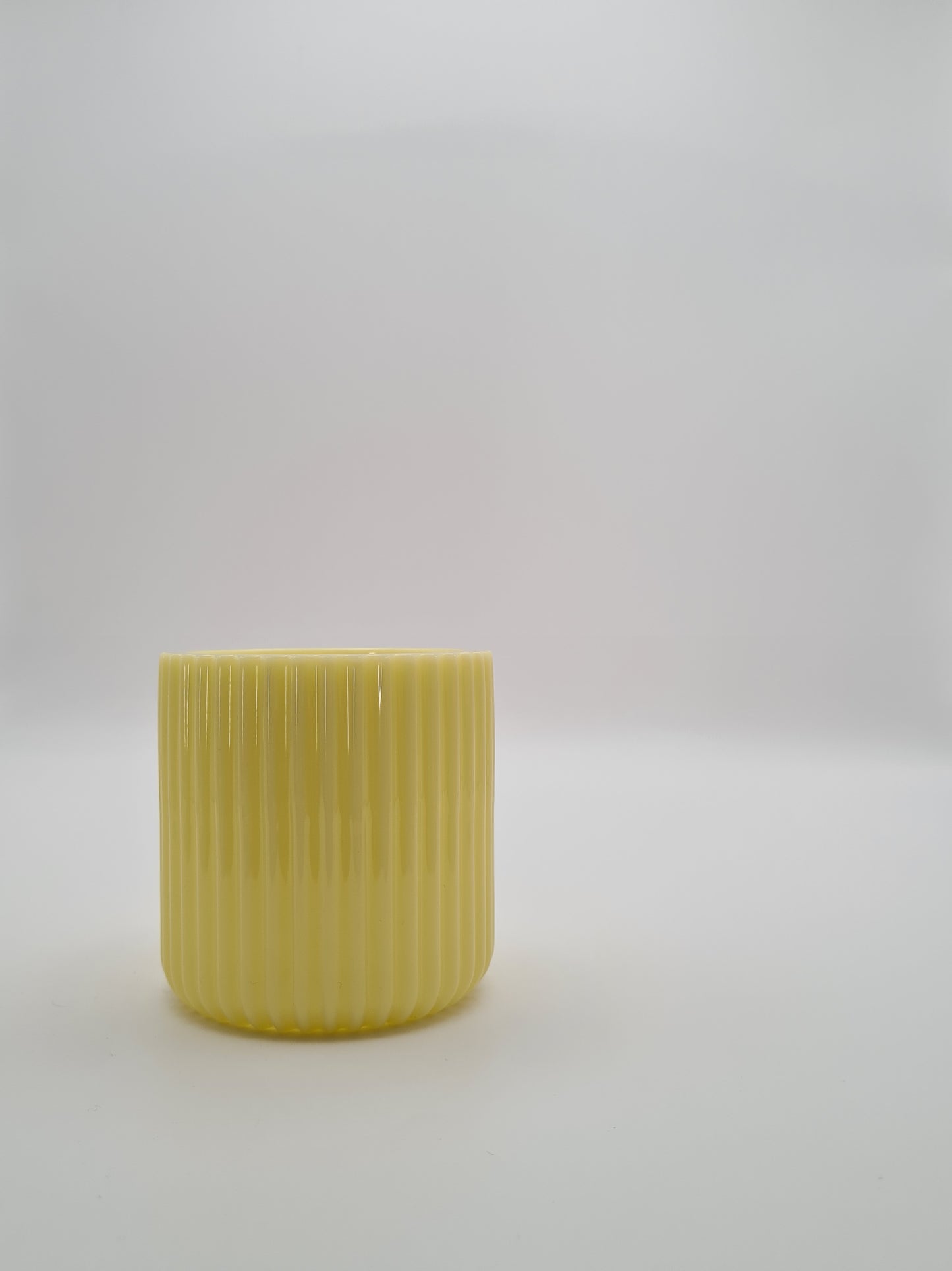 Organisez votre quotidien avec énergie avec ce pot cannelé jaune