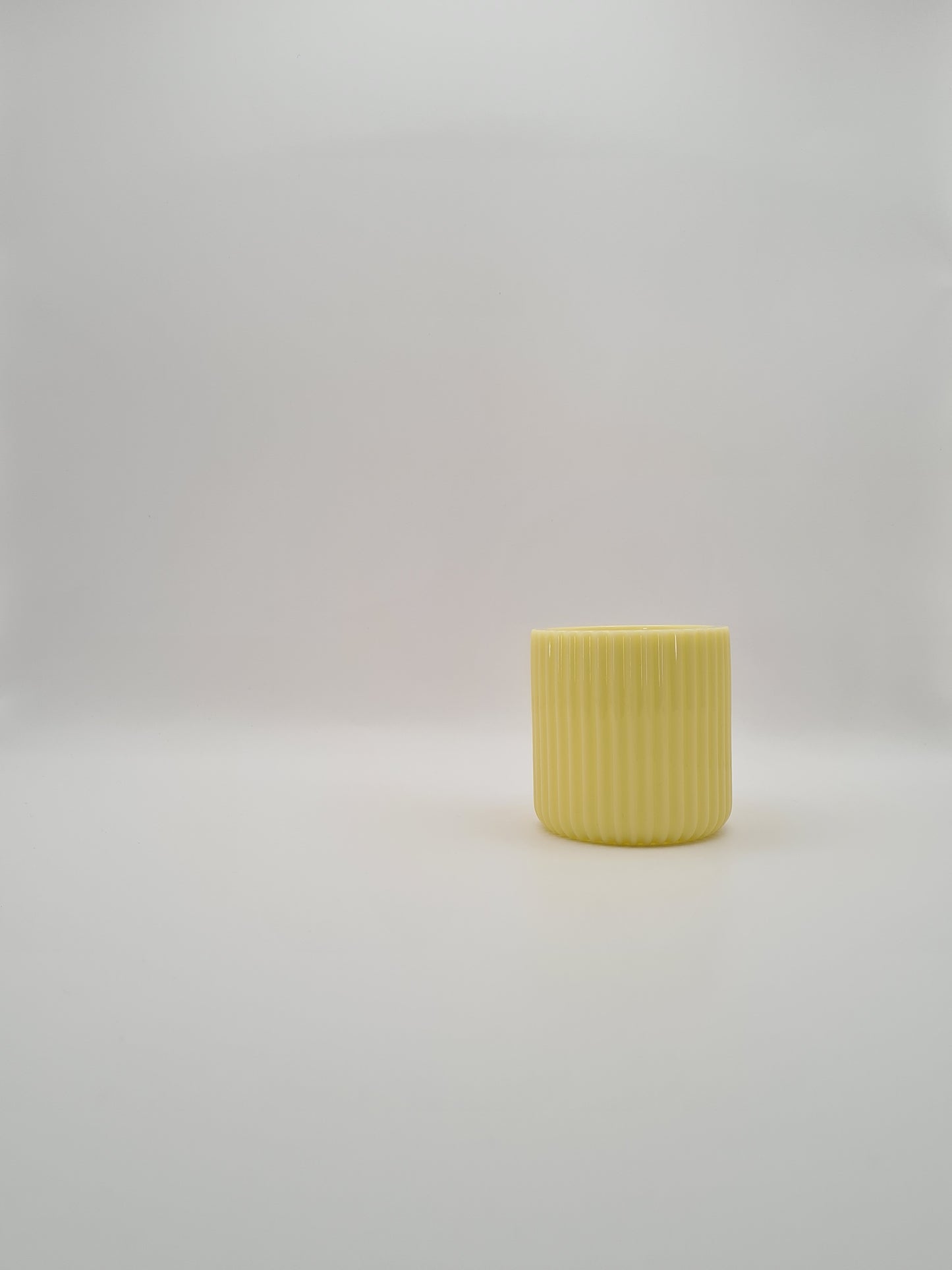 Pot cannelé jaune en résine époxy