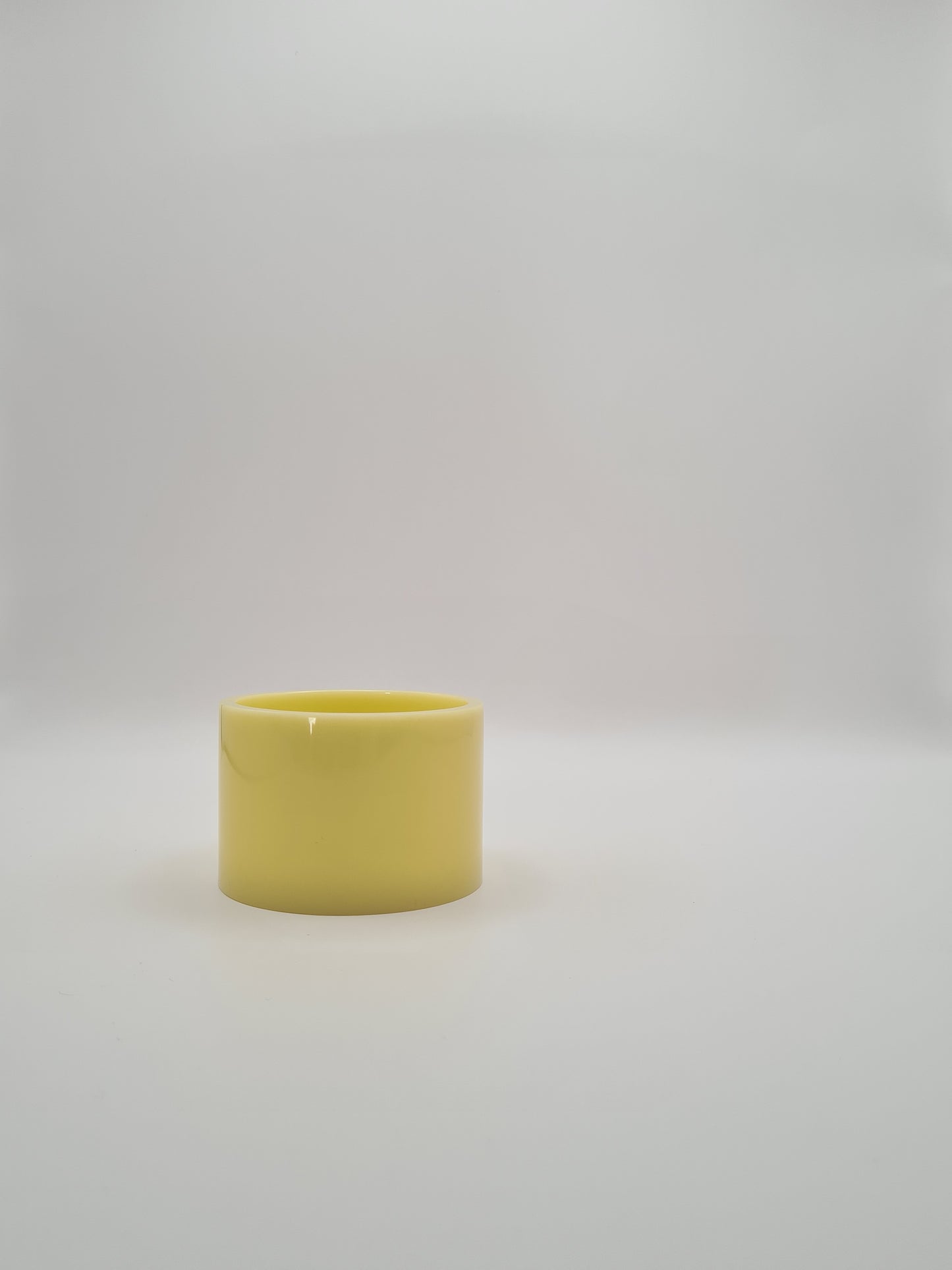 Une organisation vitaminée avec ce petit pot jaune parfait pour y mettre vos petits objets