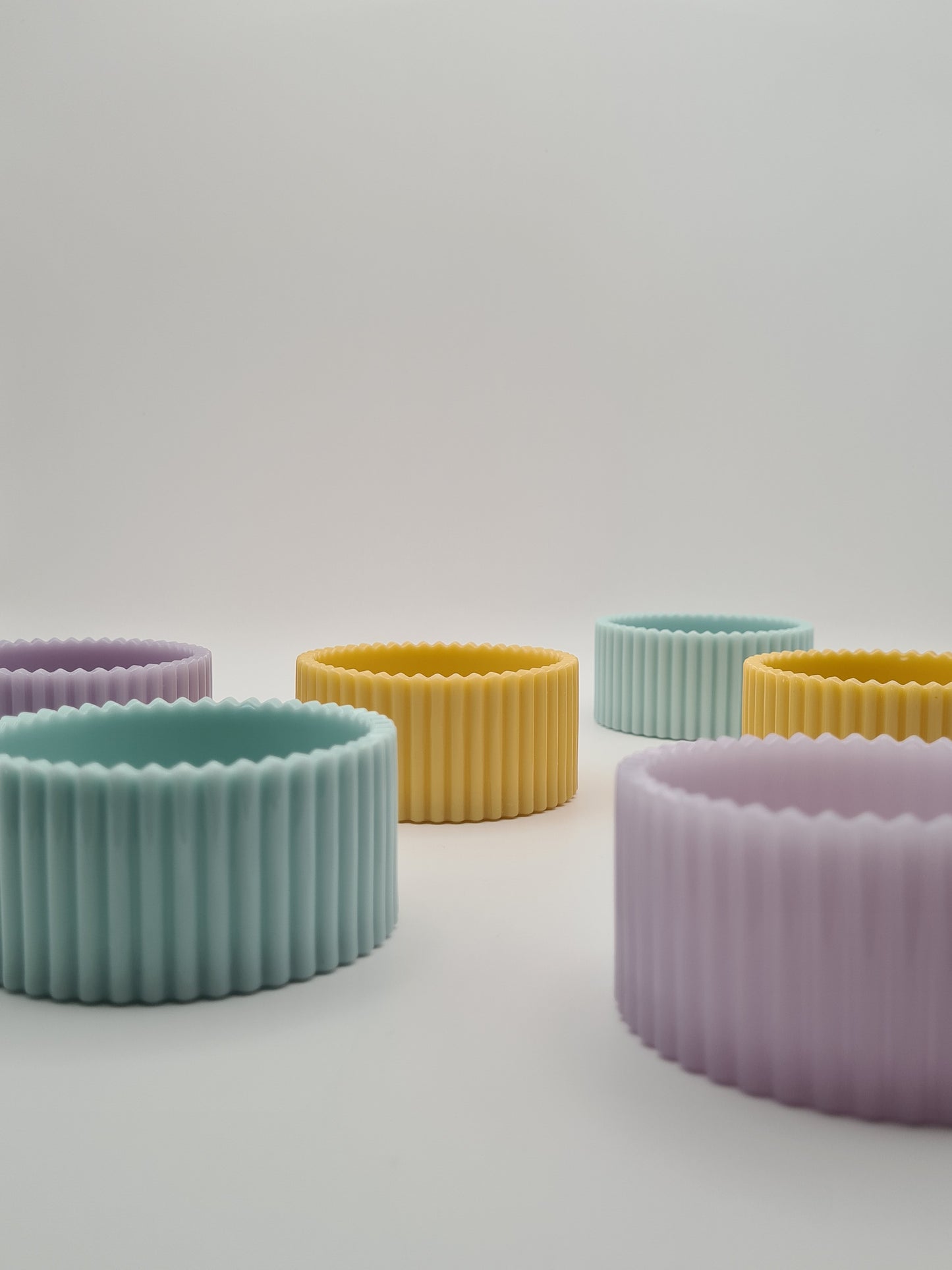 plusieurs couleurs de petits pots cannelés disponible dans la collection arc en ciel