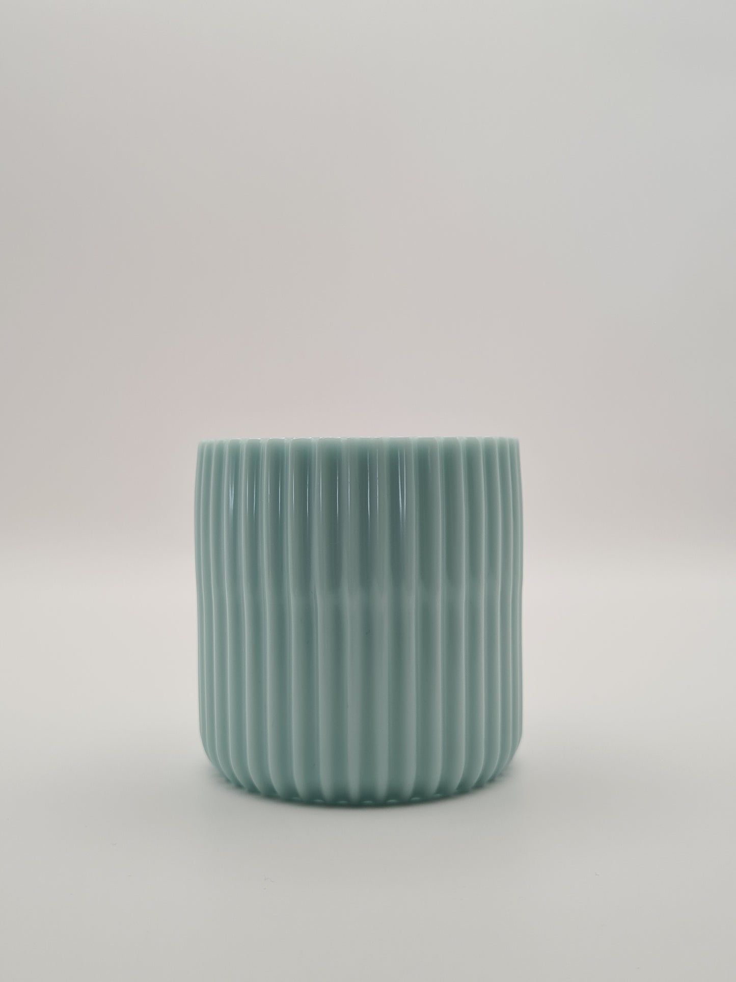 un pot cannelé bleu pour organiser sa coiffeuse