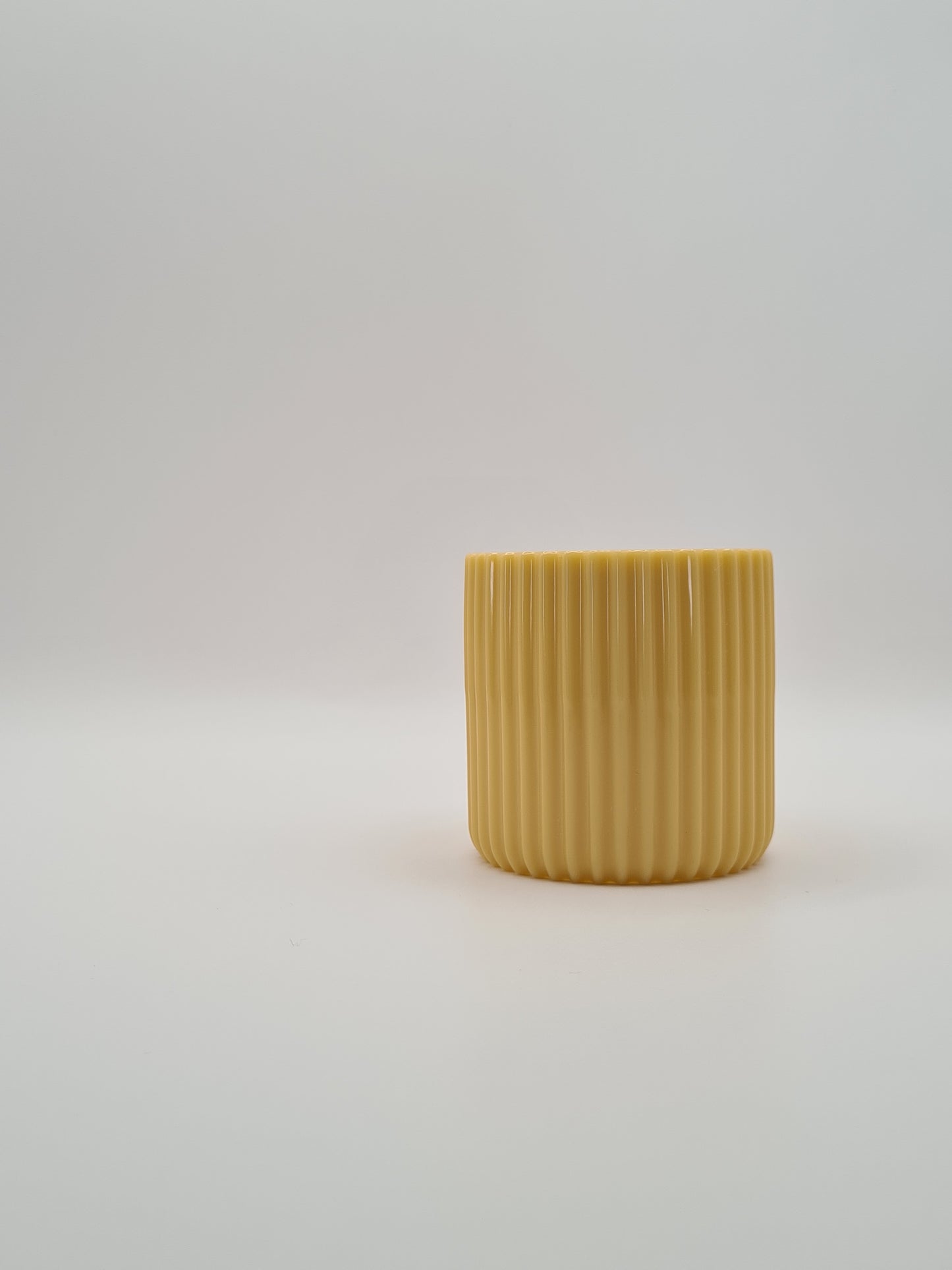 un pot cannelé orange pour organiser sa coiffeuse
