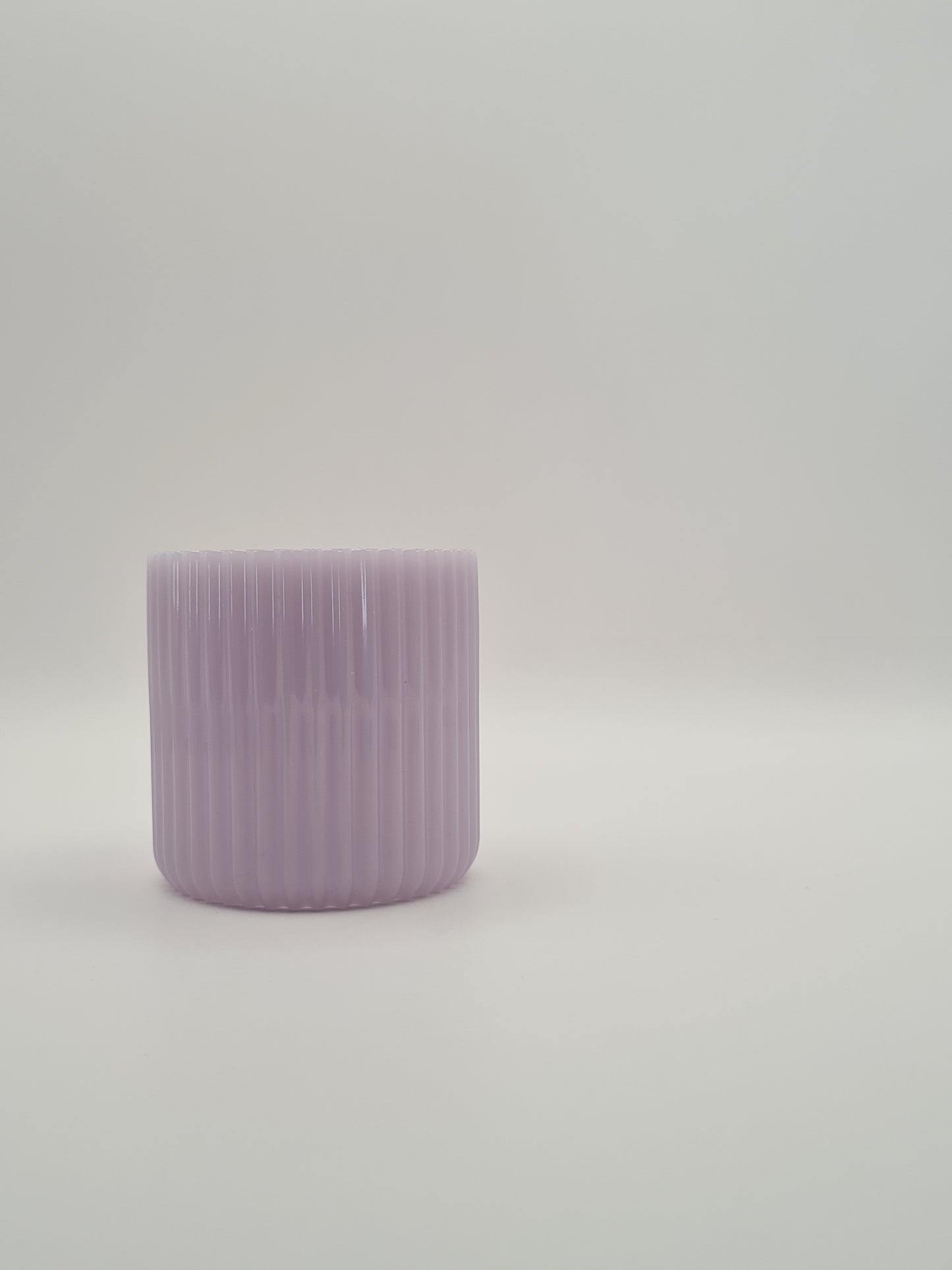 un pot cannelé violet pour organiser sa coiffeuse
