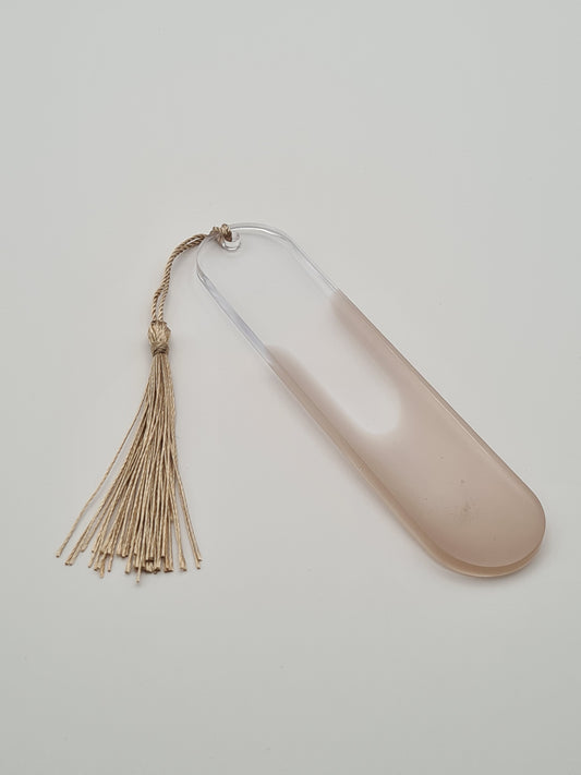 Marque-page transparent et beige en résine epoxy