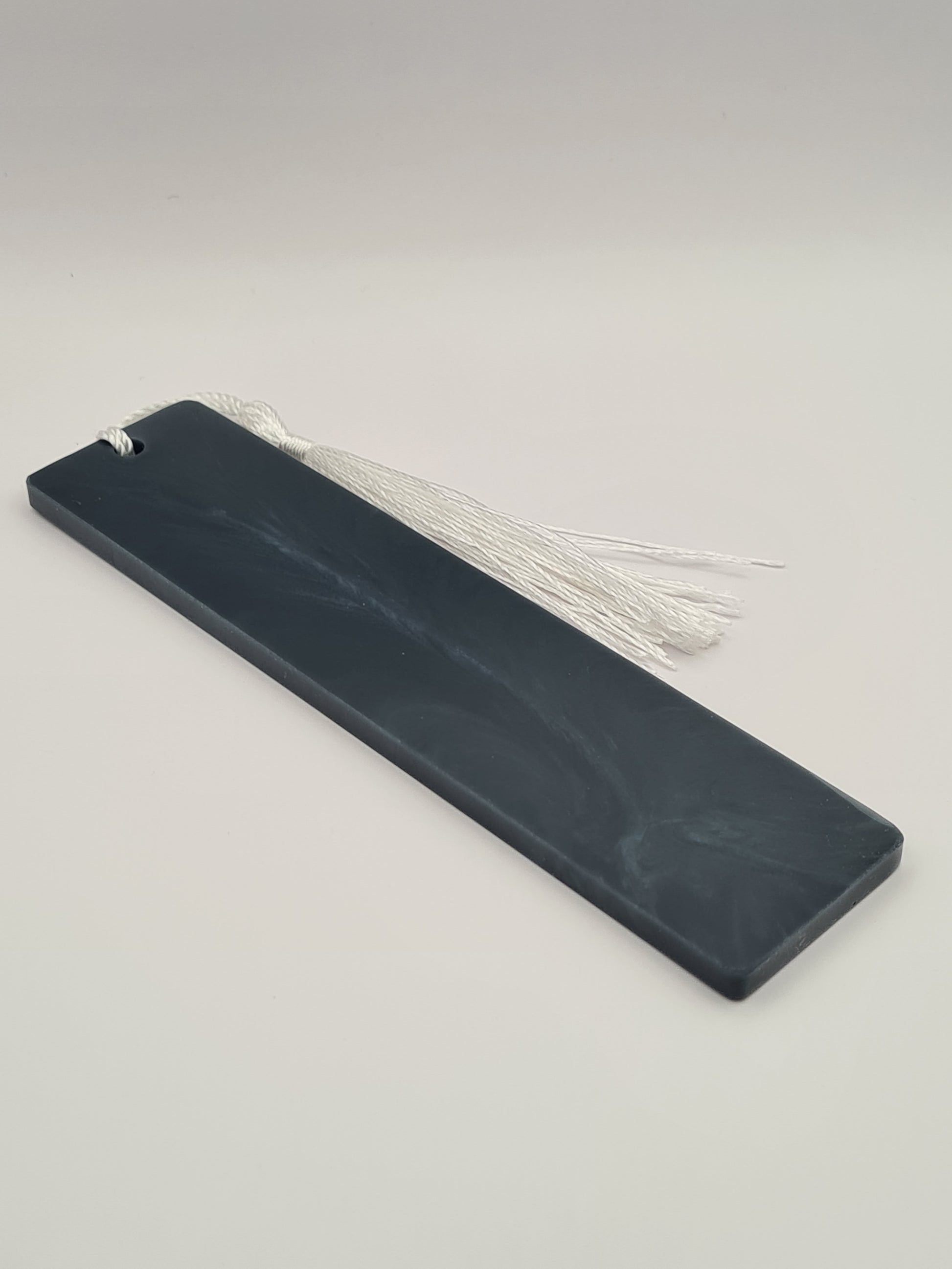 Marque page bleu sombre pompon blanc