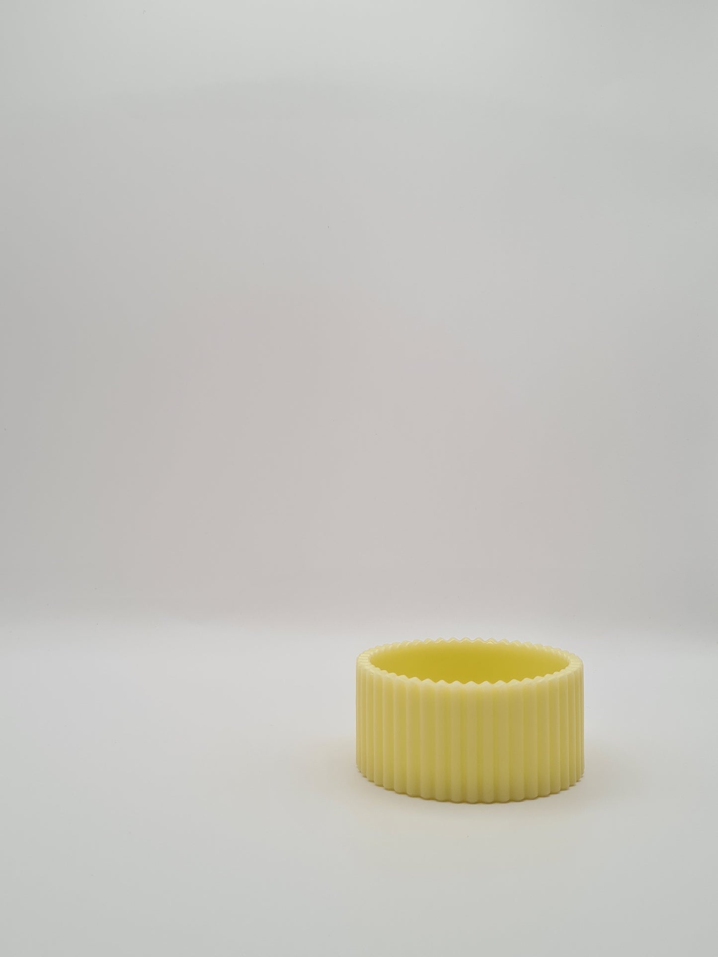 Petit pot jaune en résine pour une organisation vitaminé
