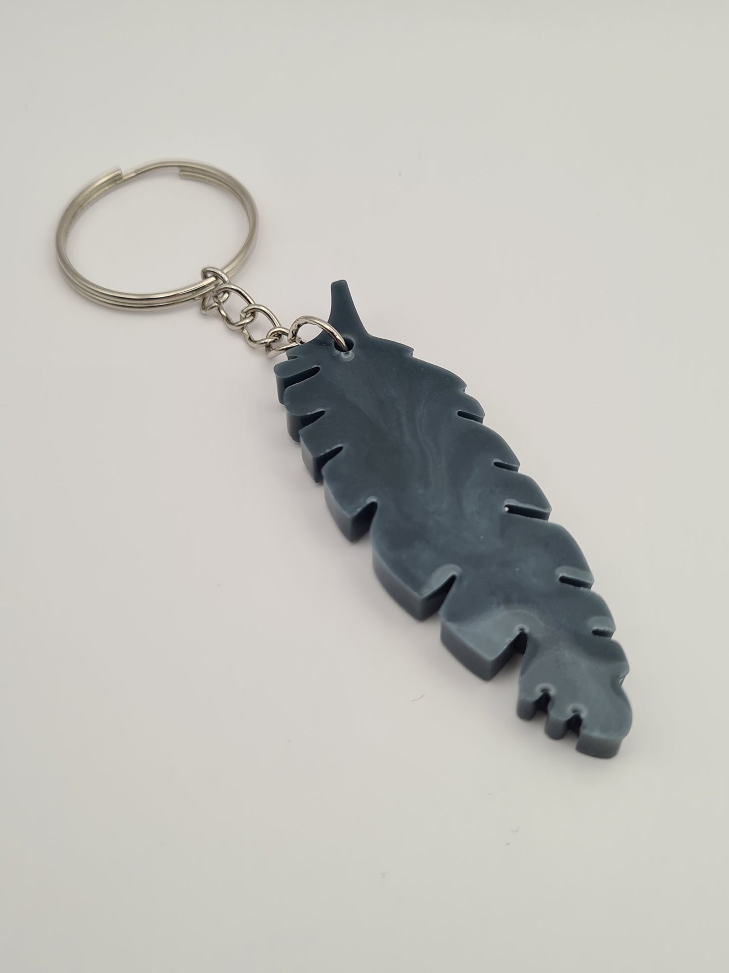 Porte-cles plume bleu nuit moyen
