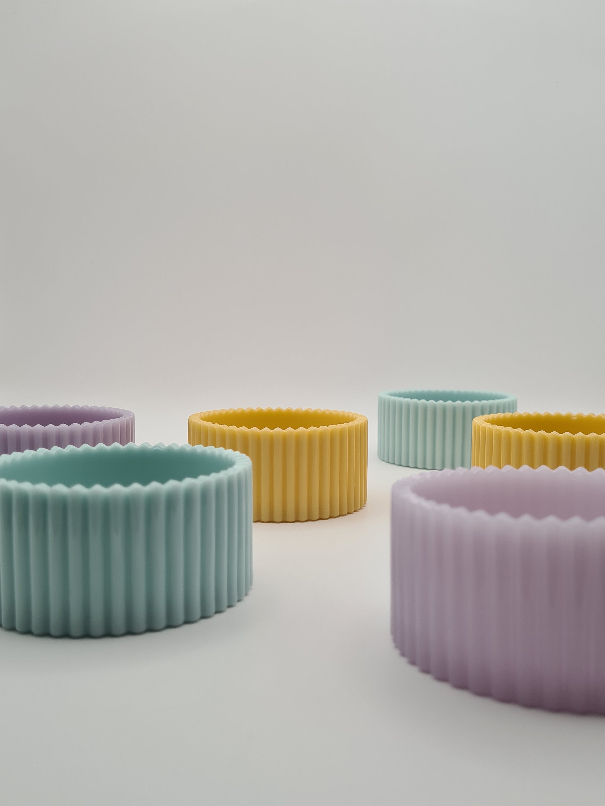 plusieurs couleurs de petits pots cannelés disponible dans la collection arc en ciel