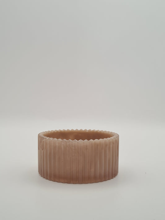 un pot cannelé fait main en France beige 